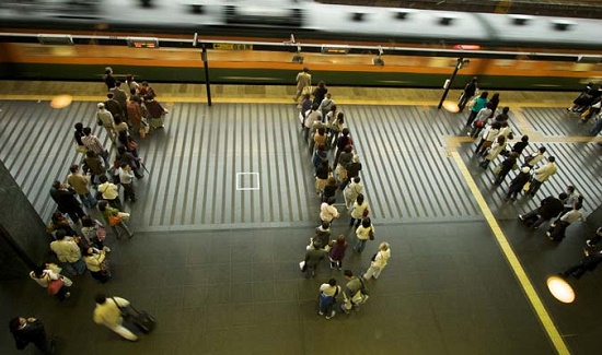 7-thoi-quen-ky-la-cua-nguoi-Nhat-Ban-lich-su-khi-tim-cho-ngoi-tren-cac-phuong-tien-cong-cong