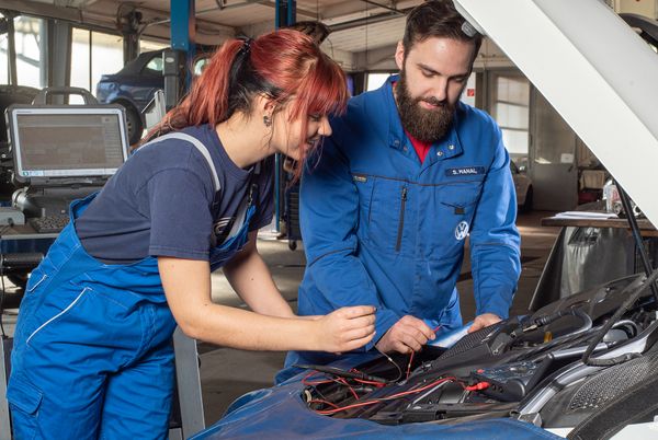 ausbildung kfz mechatroniker m w d motor 1080p 185482f4d09240a88429bbdc7d3c66bf grande