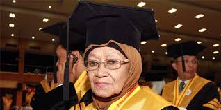Cụ bà 83 tuổi lấy bằng tiến sĩ trường Đại học Padjadjaran
