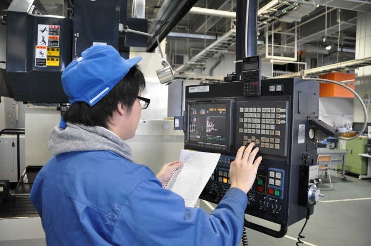 don-hang-ky-thuat-vien-lam-tien-xkld-nhat-ban