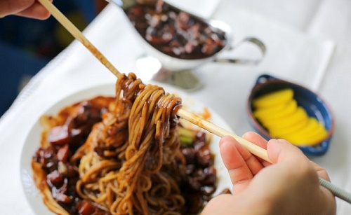 nhung-mon-an-khong-cay-o-han-quoc-Jajangmyeon