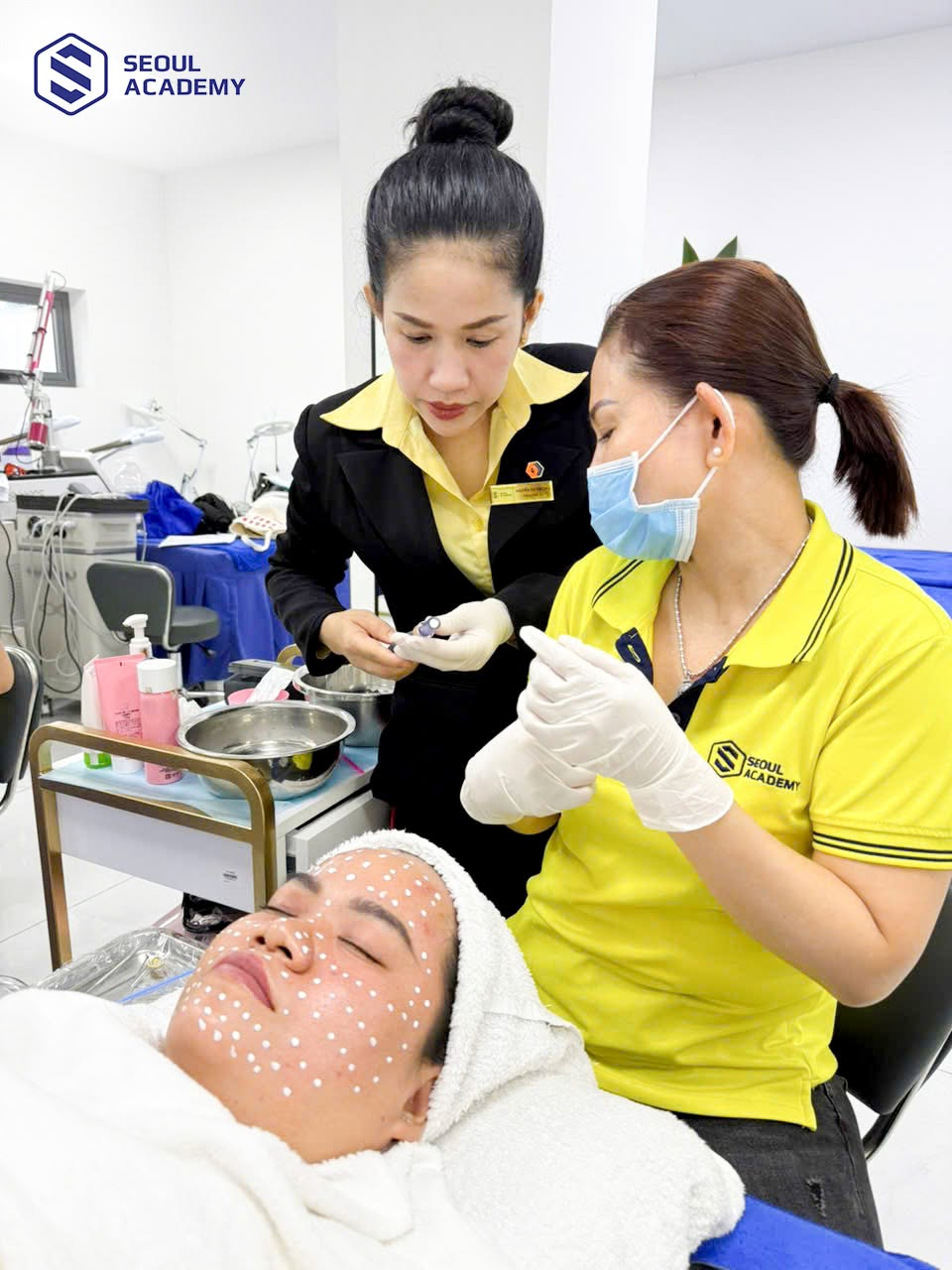 Thái độ phục vụ cũng là yếu tố quan trọng trong nghề spa